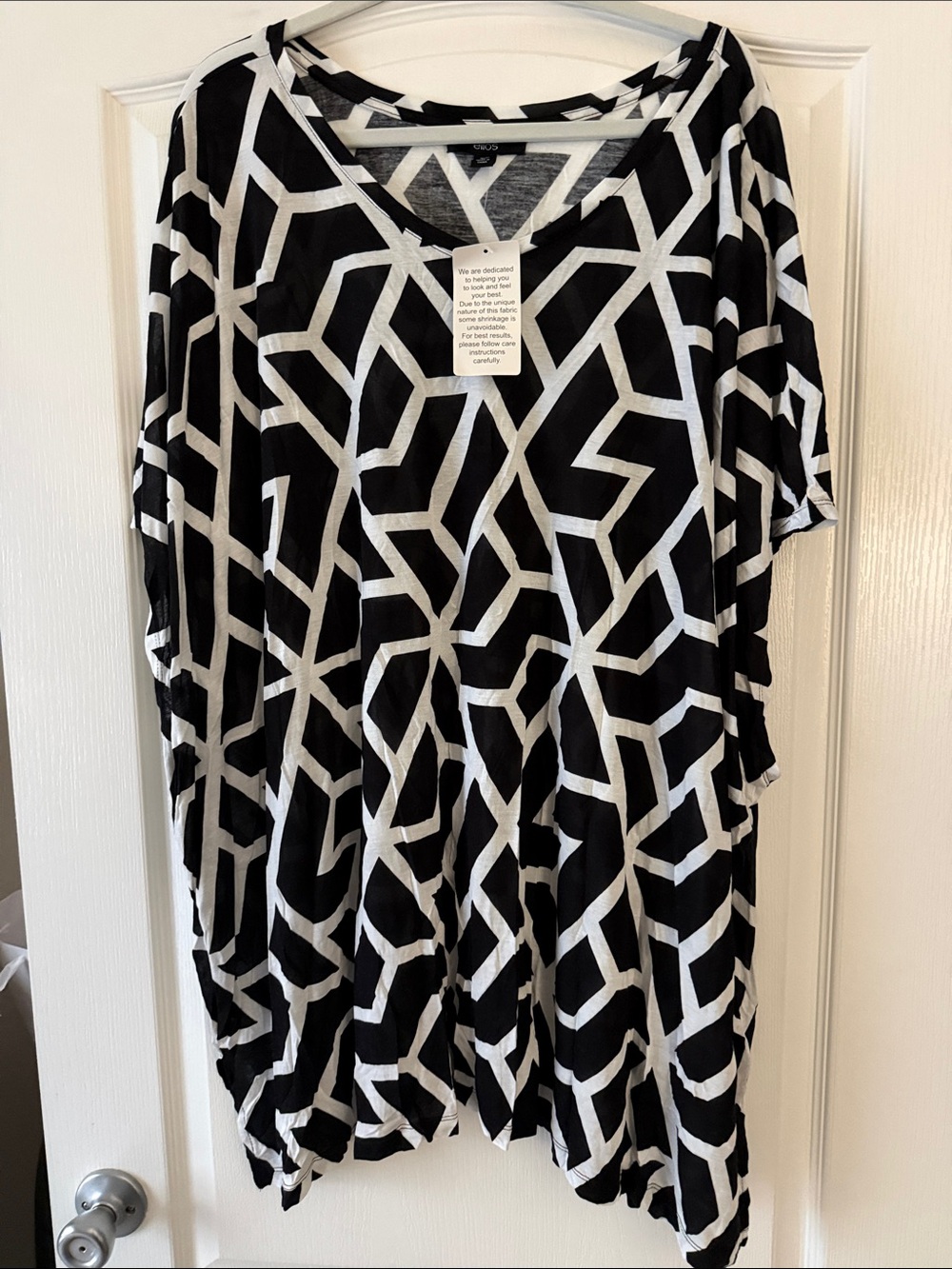 Black & White Geometric V-Neck Women's Top
